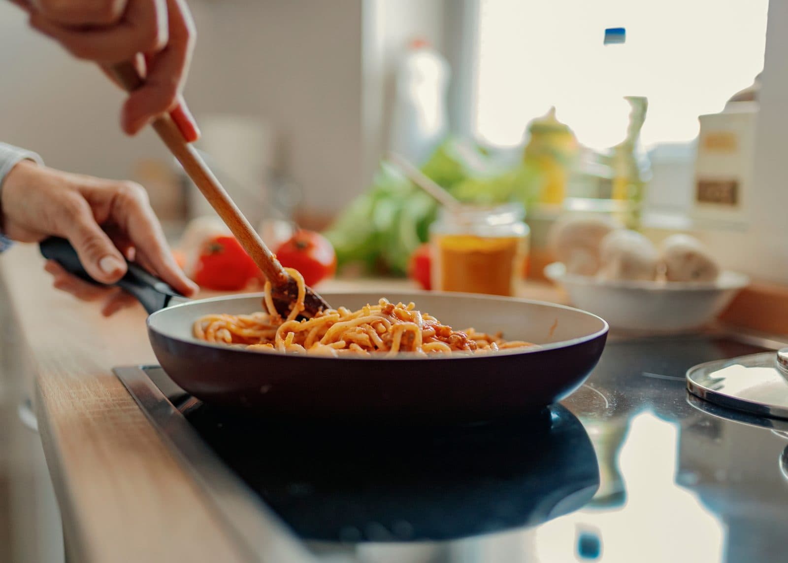 自宅でパスタを調理している様子